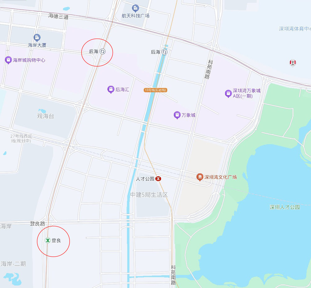 活动时间: 2026.01.01-2026.12.31 具体时刻:每周五六、周六、法定节假日及节假日前一晚(清明节假期、7月7日、9月18日、9月30日和12月13日除外),夏秋季(4月至10月)19:30、20:30、21:30,冬春季(11月至次年3月)19:00、20:00、21:00 活动亮点:表演风格唯美、抽象、浪漫,节奏舒缓 门票价格:免费免预约 深圳南山人才公园灯光秀 常规时间参考:每周五、周六、节假日晚上会有(清明节假期、7月7日、9月18日、9月30日和12月13日除外),时间应该是和市民中心灯光秀一致的,即:夏秋季(4月至10月)19:30、20:30、21:30,冬春季(11月至次年3月)19:00、20:00、21:00。仅供参考,以现场实际情况为准;下雨天的话会停演哦 地点:深圳市南山区粤海街道人才公园内 最佳观赏点:人才公园内的无忧广场、星光桥、π桥 门票:免费免预约,直接前往 与市民中心灯光秀的大气磅礴相比,深圳人才公园灯光秀更温婉。夜幕降临,周围华润、阿里、百度、腾讯等企业巨头的地标性建筑灯火璀璨,在视野开阔的大面积湖水里光影流转。灯光秀以这些高楼作为背景墙,高科技、繁华都市魅力光影在这里完美结合。整个表演风格唯美、抽象、浪漫,节奏舒缓。 深圳人才公园交通指南 深圳人才公园地址:深圳市南山区粤海街道蔚蓝海岸社区科苑南路3329号 公交:流花山公园站、华润深圳湾站、深圳湾体育中心站 地铁:2号线/8号线、11号线后海站G口(出口通向华润深圳湾万象城B1层)、2号线登良站C口,出站后步行1000米左右即到。 自驾:搜索“深圳人才公园停车场入口”作为导航终点【需要在深i公园小程序上面预约停车位】因园区停车位供应有限,可将车辆停放深圳湾万象城或深圳湾体育中心【还是建议绿色出行啦】