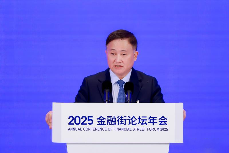 中国重申严打  就在美国市场为加密创新欢呼雀跃之际:中国人民银行行长潘功胜在北京金融街论坛年会上的讲话,却为国内的加密市场浇下了一盆冷水。他的发言清晰地传达了一个讯息:中国对加密货币的严格监管政策不仅没有松动,反而将继续坚持  潘功胜重申:自2017年以来为应对虚拟货币风险而出台的各项政策措施“至今仍具效力”。他强调,人民银行将继续联手执法部门,“严厉打击境内虚拟货币经营与炒作行为”,以维护国家的经济金融秩序  此次讲话中:稳定币(Stablecoins)成为被特别点名的对象。潘功胜指出,尽管与法币挂钩的稳定币不断涌现,但它们“整体仍处于发展早期”,并且无法满足客户身份识别(KYC)和反洗钱(AML)等基本的金融监管要求。他表示担忧,这些稳定币的匿名性可能加剧全球金融监管的漏洞,助长“投机市场氛围”,增加全球金融系统的脆弱性,甚至“侵蚀一些欠发达经济体的货币主权”