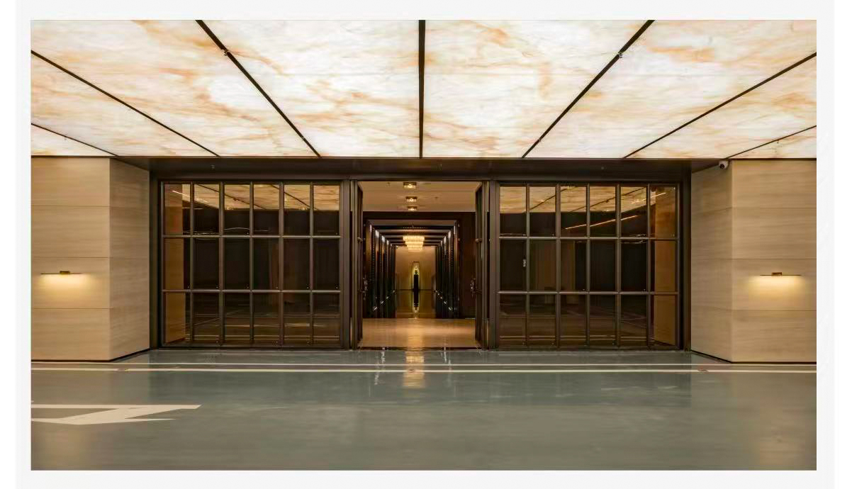 超级尊享:超凡礼制私属领域 独立77席藏品级泊位:B2层尊享整层停车场:专属奢华车库大堂迎宾全球顶级圈层的私享场域:只为中心大人物