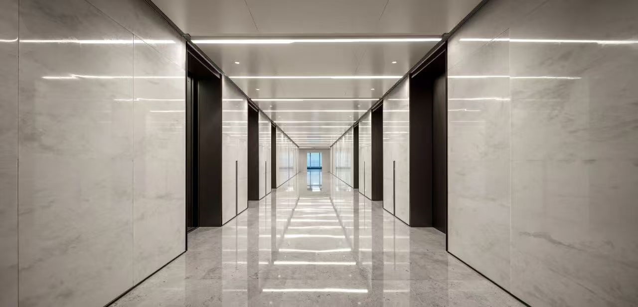 超级效率 深圳•星河双子塔共配置88部品牌电梯:最高梯速10m/s:配置3.8m宽敞电梯厅