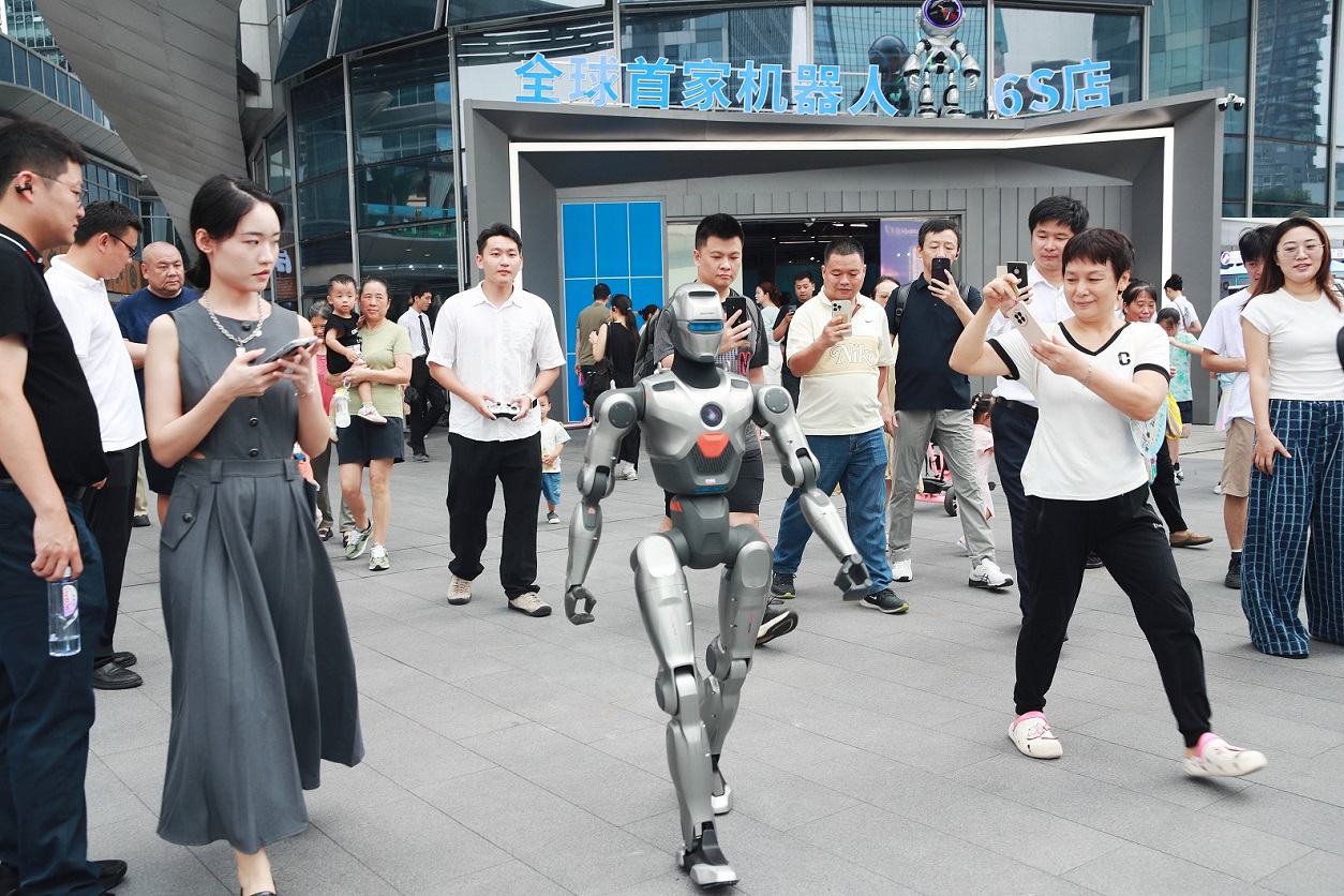 人形机器人即兴起舞:机器狗灵活穿越障碍...来机器人园区解锁生活新体验:清晨的煎饼机器人,能做出你爱的溏心蛋煎饼;午休时和AI机器人下盘棋,缓解工作疲惫;下午犯困,咖啡机器人现萃的美式超提神;就连点份下午茶外卖,都是美团无人机准时送到工位——这样的园区办公场景发日常朋友圈,谁不想点个赞呢? AI智能场景化演示:图片实拍