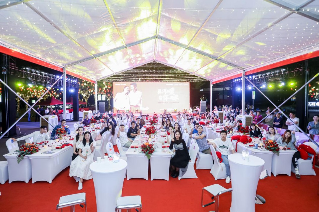 城市活动氛围足 2025深圳•星河WORLD园区运动会:超100家企业、800人次报名,在拼搏中让友谊热络升温;园区已连续十年定期举办联谊交友活动,今年“湾区同心爱有意思”“看准心动星河见证”,两场大型相亲活动甜度拉满,助上百名优质青年邂逅专属幸福。 活动现场图:图片实拍