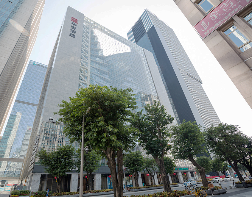 华安保险总部大厦 租赁中心  华安保险总部大厦位处深圳福田中心区核心地段:西侧隔新洲路为高尔夫用地、东北和东南分别为市民广场和会展中心、是“十二五”规划的福田金融总部基地地块  华安保险总部大厦占地面积:5.900平方米、总建筑面积:62.448.44平方米、办公面积约:35.000平方米、商业面积约:9.700平方米、项目周边还有、中信银行大厦、中国人寿大厦、国信金融大厦、招商证券大厦、第一创业(投行大厦)等5栋金融业总部大楼、2楼规划有空中连廊、将来会连接到周边投行大厦、国信金融大厦等总部大楼、该区域将打造成福田金融核心区域  华安保险总部大厦 外观图片