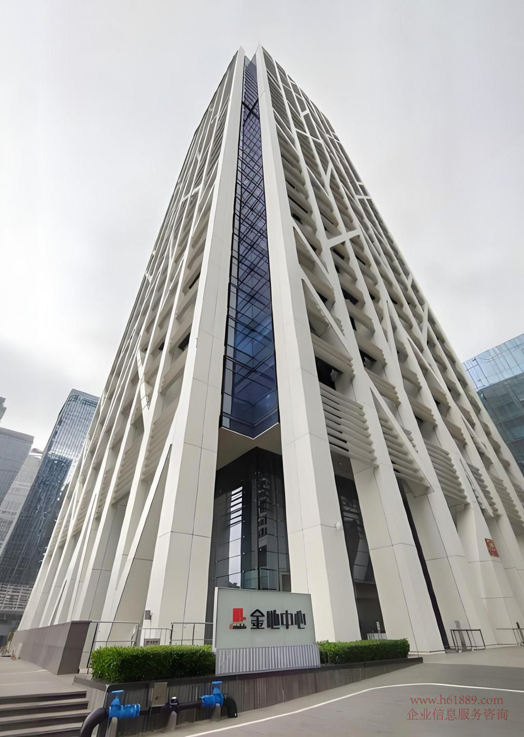 一:金地中心推荐理由  1、位置:金田路与深南大道交汇处(市民中心东南面、深南大道第一排)  2、开发商:深圳市金地大百汇房地产开发有限公司(是金地集团、卓越集团、大百汇 集团三大集团共同成立的项目公司) 3、交通—4地铁站,4公交车站:  步行10分钟可到会展中心地铁站、岗厦地铁站、岗夏北地铁站、市民中心站地铁站;公交车站有海关综合大楼站、彩福大厦站、大中华国际交易广场站、岗厦地铁 公交车站共60多条公交线路  4、综合体平台金地中心属于140万平方米综合体“深圳中心”的一部分,入驻企业 可享受全方位的综合配套。(深圳中心综合体还包含:21万平方的豪宅“天元”、30 万平方顶级商业“卓悦汇”、2000平方设计艺术中心、2万平方CEO俱乐部)  5、景观:看水晶岛1万多平方的绿色景观、北看莲花山、俯视市民中心  6、甲级写字楼品质:  (1)建筑面积约6万平方,33层  (2)高效办公:18部进口日立电梯,300个停车位(可共享商业3000多个停车位可用),电梯配比和车位配比远优于其他写字楼 (3)国际知名设计公司SOM设计(曾设计:世界第一高楼哈利法塔、|BM公司总部 百事公司总部、通用电气公司总部)  (4)福田CBD独一无二的白色窗花立面,超高辨识度,方便企业商务往来  (5)国内首个无柱设计的写字楼(办公室内真正做到一根柱子也没有)  (6)双大堂,首层阳光大堂1000平方米、挑高13.5米;LEED金级预认证  (7)金地物业(一级物业资质)、物业费32.8元【含空调费8:00-18:00】