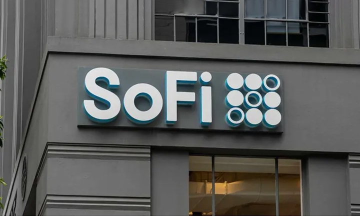 银行级信心 在众多加密货币交易平台中:SoFi正试图以其独特的“银行级信心”来吸引用户。作为一个拥有完整全国性银行执照的机构,SoFi的加密服务将受到与传统银行产品(如支票、储蓄和贷款)同等级别的严格监管、资本要求和合规审查 这一点对于寻求安全感的投资者而言至关重要。SoFi进行的一项内部调查显示,高达60%的现有加密货币持有者会员表示,他们更倾向于通过一家持牌银行进行交易,而不是传统的加密货币交易所。在经历了多次交易所倒闭和安全事件后,投资者的信任正向着更具公信力的合规机构转移 SoFi进一步强调了其平台的资金安全优势。用户用于购买加密货币的资金直接来源于其在SoFi开设的、受FDIC保险的银行账户【存款保险覆盖高达200万美元】诺托解释说:“当你的现金没有被用于投资时,它就存放在一个可以赚取利息的受保账户里,而不是闲置在某个交易所的资产负债表上。”这种模式不仅为用户的闲置资金提供了保障和收益,也极大地降低了交易对手风险 SoFi的雄心显然不止于成为一个加密货币交易平台。此次推出的服务仅仅是其宏伟“全方位区块链战略”的第一步。诺托将区块链和加密货币视为与人工智能【AI】同等级别的“超级周期技术”,他坚信这项技术将“渗透到整个金融体系 为了实现这一愿景,SoFi正在积极推进多项前沿计划 开发美元稳定币:SoFi正在研发一种名为“SoFi USD”、由美元储备一对一支持的稳定币。诺托对市场上许多非银行发行的稳定币表达了深切担忧,他质疑其储备金的安全性、是否存在期限风险或信用风险。他认为,由受监管的银行发行的稳定币能够从根本上解决这些问题,从而改变支付领域的游戏规则 整合加密借贷与支付:公司正在探索将加密货币融入其核心的借贷和支付产品中,旨在利用区块链技术实现更快速、更低成本的资金流转 探索跨境汇款:SoFi还透露了利用比特币闪电网络【Bitcoin LightningNetwork】进行跨境支付的计划,这有望颠覆传统缓慢且昂贵的国际汇款体系 诺托本人也用实际行动表达了对这项技术的信心。他透露,自己已将个人投资组合的3%配置于加密货币,其中主要是比特币。他打了一个生动的比方:“我之所以投资,是因为我相信我们正在投资一种技术,而非一种货币。想象一下,如果在1990年,你可以通过一种叫做‘万维网币’的东西来购买万维网的一部分。这与今天的情况非常相似