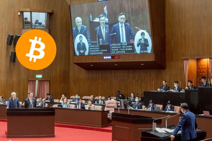 该提案的一个巧妙切入点:是如何处置司法机关在刑事案件中没收的大量加密资产。据悉:中国台湾检方在2024年的一起案件中查扣了价值约1.46亿美元的加密资产,随着比特币价格的上涨,这批资产如今的估值已接近3亿美元 按照惯例:这类资产通常会被拍卖变现。但葛如钧建议,在相关政策完善之前,台湾应采取“持有不动”的策略。他认为,这些被没收的比特币具有高度的潜在价值,与其匆忙低价出售,不如将其作为启动“比特币储备”的种子基金。这不仅可以避免在市场低点抛售造成损失,更可以成为一个低风险的试点项目,让中国台湾在实际持有和管理中积累经验,为未来更大规模的战略配置做准备 这一思路与美国的做法遥相呼应:2025年3月,时任美国总统特朗普签署行政令,宣布建立“战略比特币储备”,其初始资产正是来源于政府在刑事案件中没收的加密货币。这一举动被市场解读为美国将比特币融入国家金融体系的“第一步”。如今,台湾似乎也在考虑借鉴这一模式,迈出自己的探索步伐。 “中国台湾焦虑”